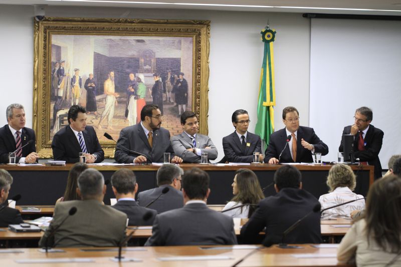 Durante o Ato Público, foi apresentada uma nota técnica, que é um estudo amplo que embasa e defende a ampliação do número de tribunais federais de segunda instância no país | Wenderson Araujo / Agência de Notícias Gazeta do Povo