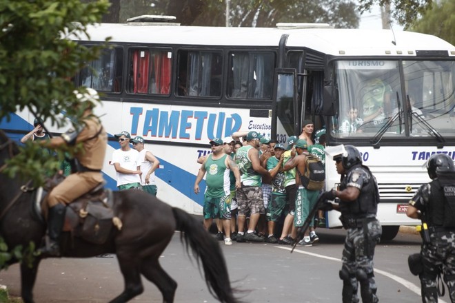 Polícia Militar teve de intervir na confusão entre as torcidas do Londrina e Coritiba |