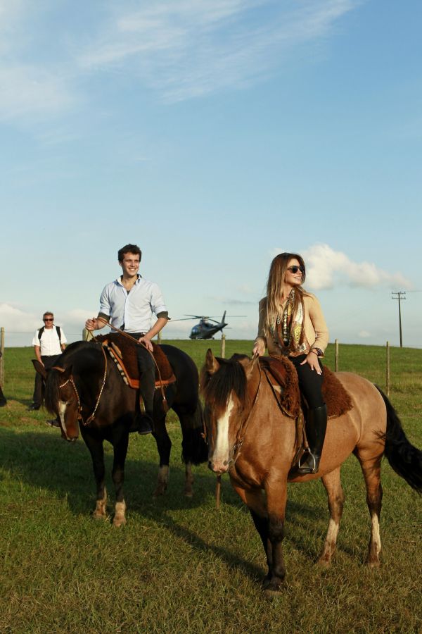 Jayme Matarazzo, filho do diretor Jayme Monjardim, e a namorada, a gaúcha Luíza Tellechea, cavalgando na Cabanha São Rafael. Os dois estavam entre os convidados do 18º Remate Anual de Cavalos Crioulos em comemoração aos 26 anos da cabanha do empresário Mariano Lemanski | Antonio More/Gazeta do Povo