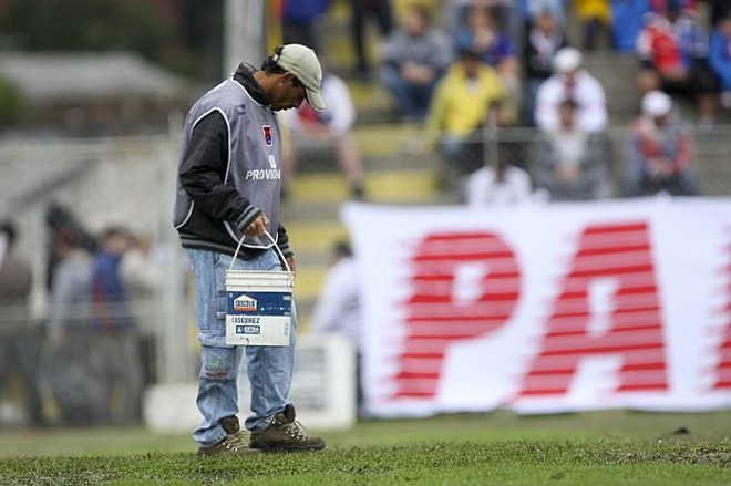 Funcionário do Paraná faz manutenção do péssimo gramado da Vila Capanema antes do clássico | 