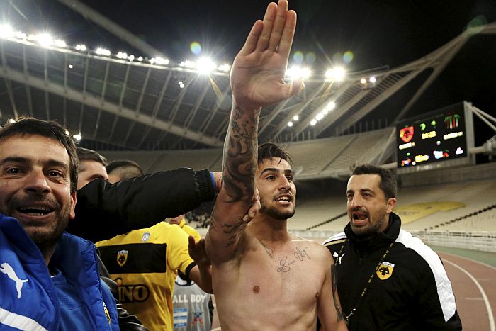 Giorgos Katidis foi cortado da seleção grega após comemorar gol de seu clube com saudaçao nazista | Giannis Liakos / Reuters
