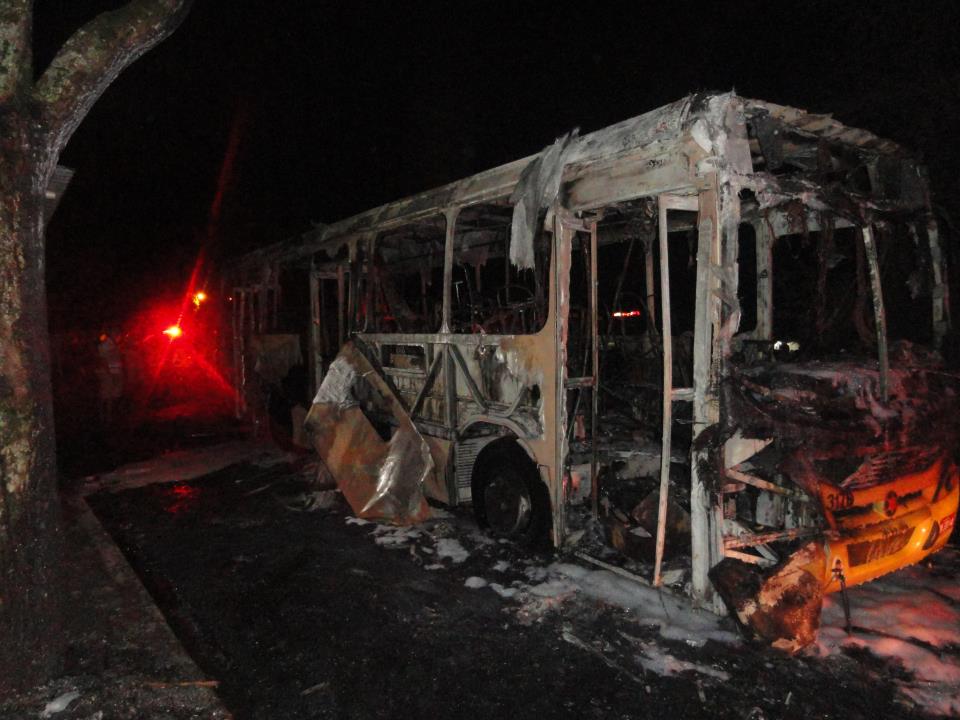 O ônibus foi completamente destruído pelo incêndio, mas ninguém ficou ferido | Foto enviada por leitor