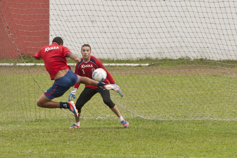 O goleiro Luís Carlos observa finalização durante treino do Paraná | Marcelo Andrade/ Gazeta do Povo