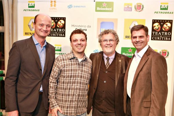 Leandro Knopfholz (de camisa xadrez), diretor-geral do Festival de Teatro de Curitiba, com os presidentes da Renault do Brasil, Olivier Murguet (à esq.), e do Ippuc, Sérgio Pires (de gravata), e o diretor regional do Itaú Unibanco, Marcelo Boock, na festa de abertura do evento, nesta terça-feira, na Ópera de Arame | Ernesto Vasconcelos