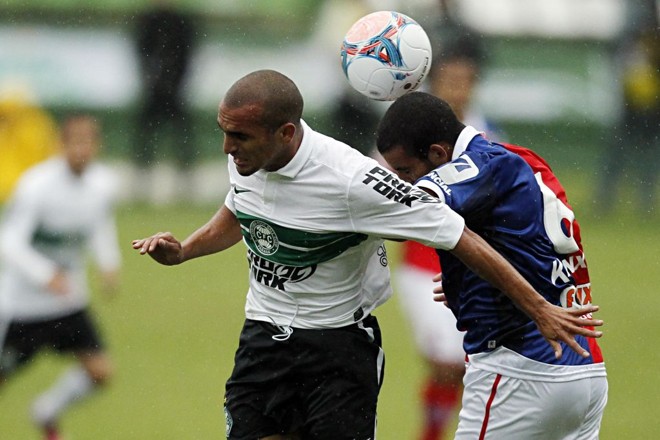 Gil disputa no alto com Gilton |