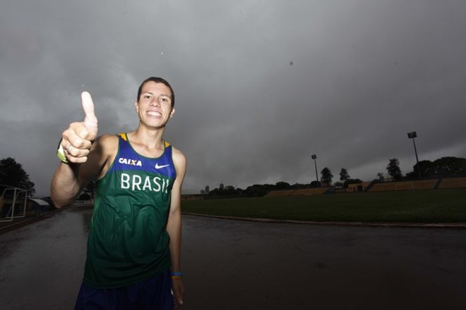Weverton, 16 anos, é campeão sul-americano de cross country (em trilhas) e também treina na pista da Fecam |