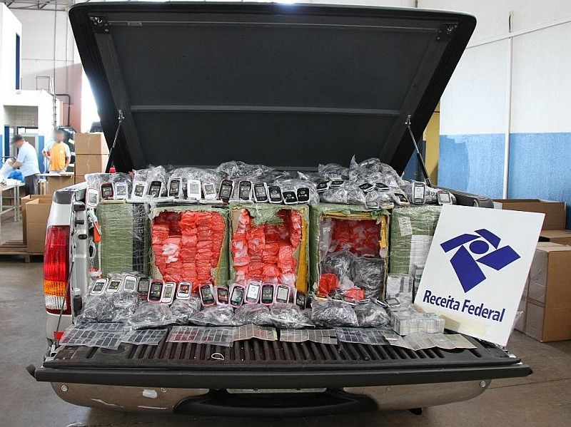 Na caminhonete dirigida pelo policial rodoviário havia R$ 656 mil em celulares e outros equipamentos contrabandeados | Receita Federal/Divulgação