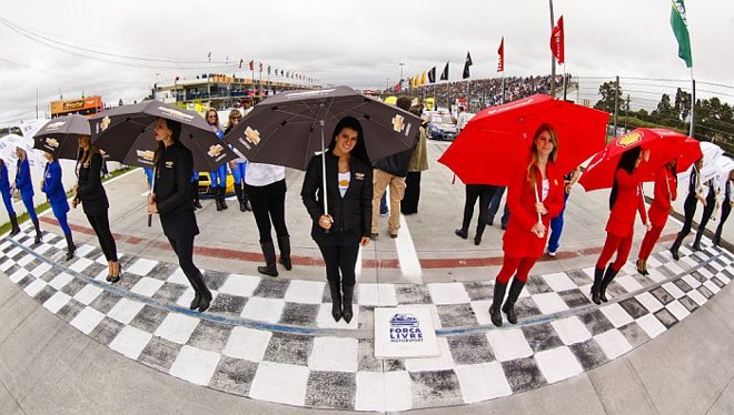 Grid girls durante a prova de Stock Car em Curitiba |