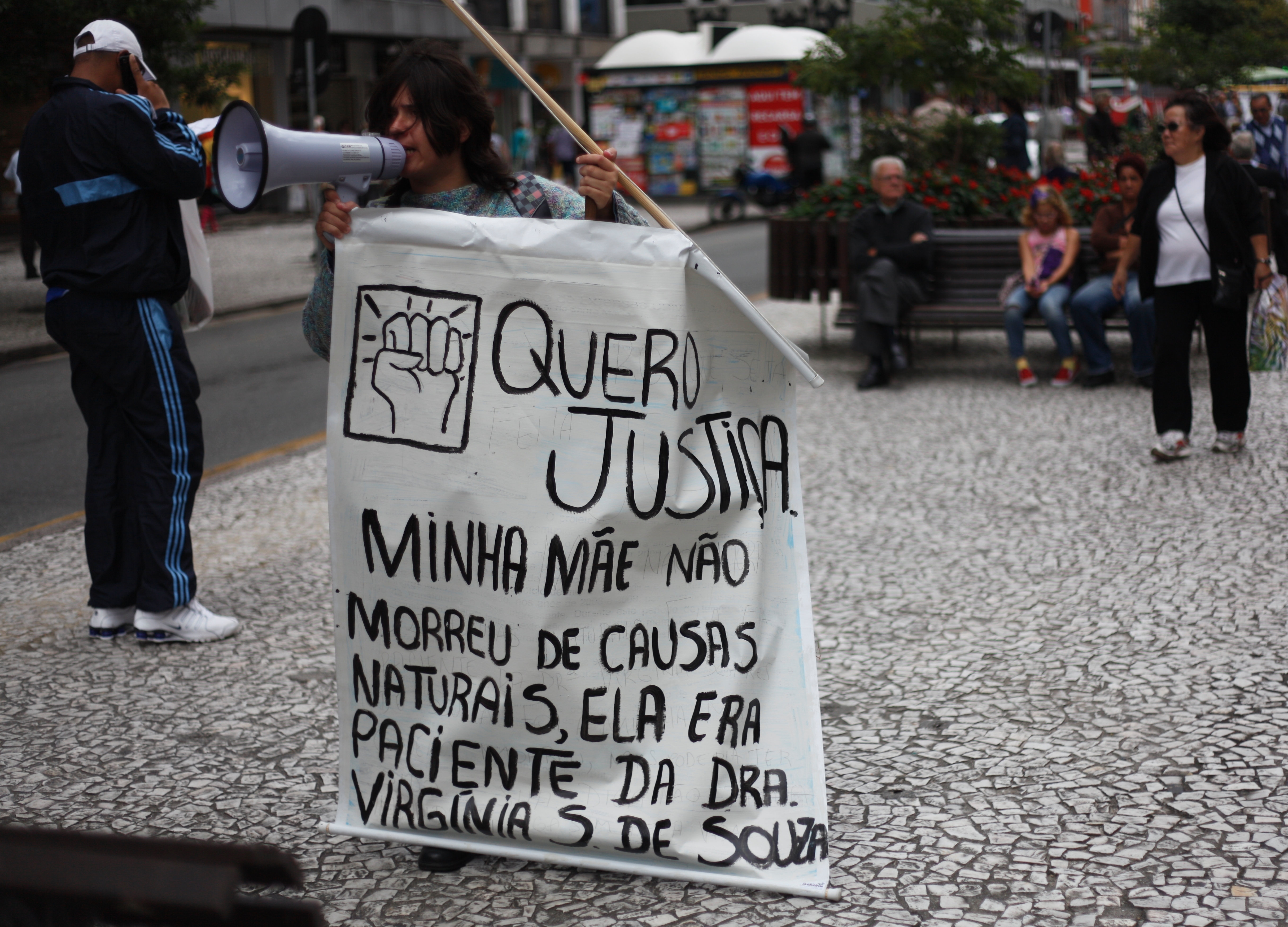 Vanessa Rocha usou um megafone para protestar contra a médica | Jonathan Campos/ Agência de Notícias Gazeta do Povo