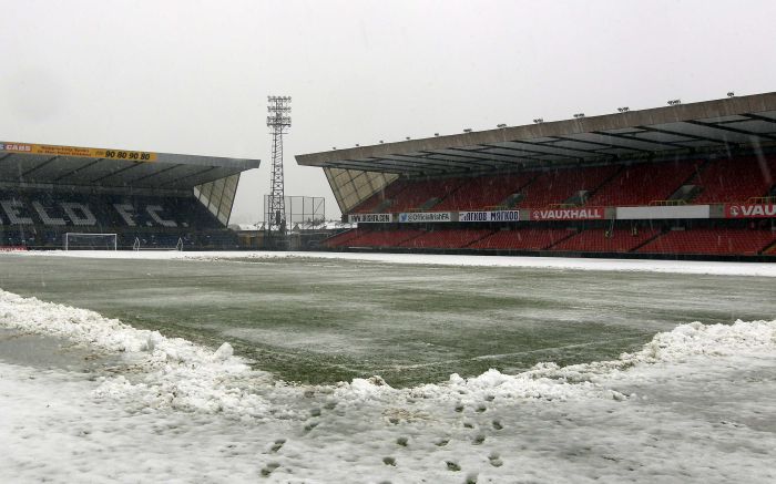 A neve tomou conta do gramado do Estádio Windsor Park, em Belfast, nesta sexta-feira | Cathal McNaughton / Reuters