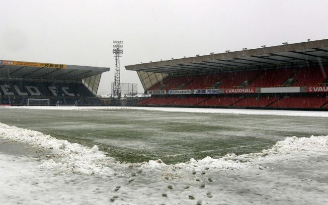 A neve tomou conta do gramado do Estádio Windsor Park, em Belfast, nesta sexta-feira | Cathal McNaughton / Reuters