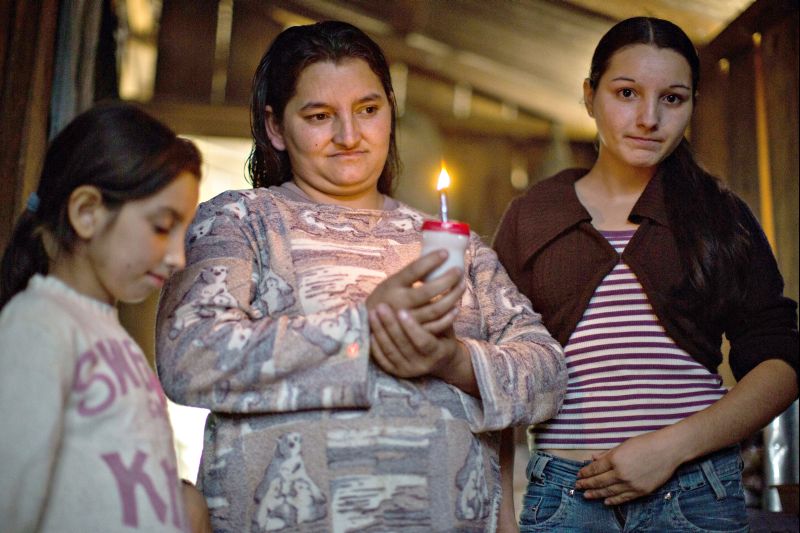 Acender velas para iluminar a casa é uma rotina na vida de Lindamir Maria Carvalho e da filhas | Brunno Covello/ Gazeta do Povo