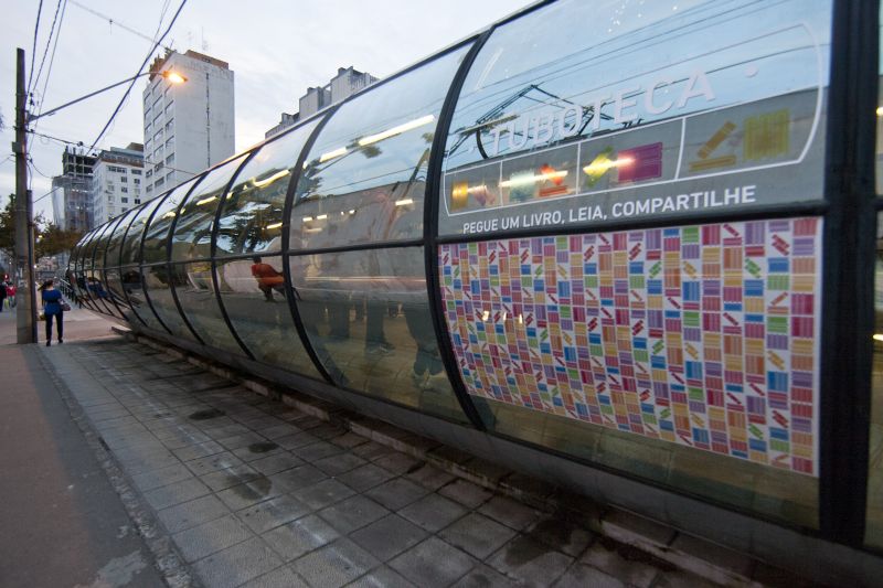 Adesivos identificam projeto | Marcelo Andrade/Gazeta do Povo