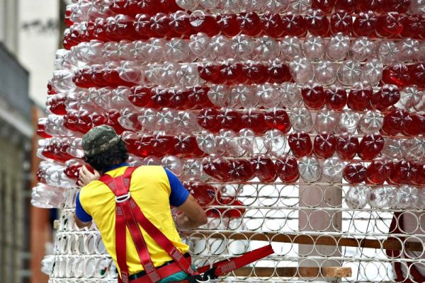 Para enfeitar -Na decoração de Natal de várias cidades, as garrafas brilhantes e coloridas estão presentes. Também em artesanatos e artigos de enfeite para a casa. Trabalhadas com criatividade e bom gosto, não ficam com cara de lixo reutilizado | Daniel Castellano/Gazeta do Povo