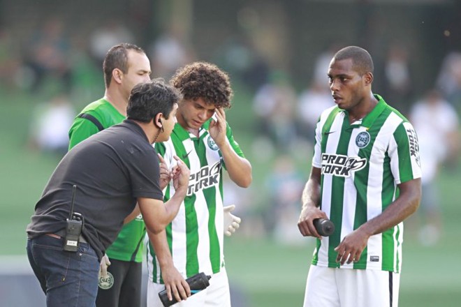 Marquinhos Santos orienta Luccas Claro e Victor Ferraz |