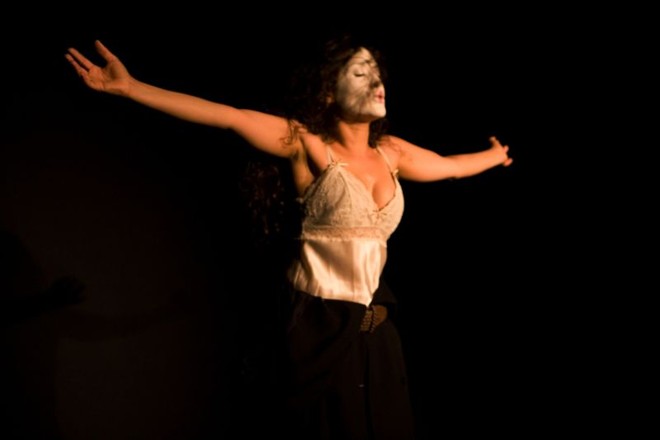 Layla Metssitane enxergou relações entre o Japão e seu país natal, o Marrocos, em Temor e Tremor |