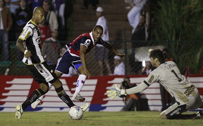 Lateral Gilton chuta contra o gol do Operário | 