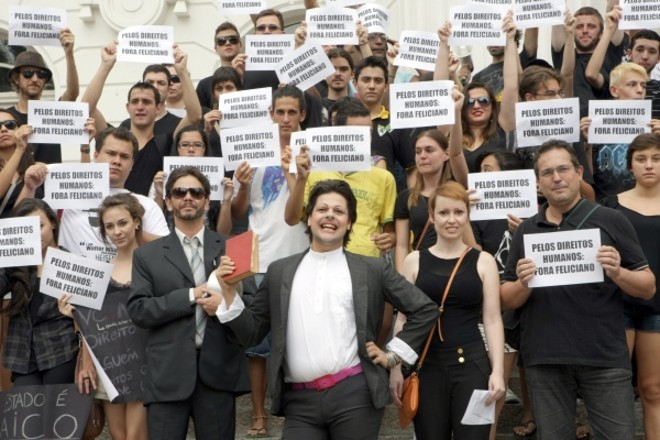 Atos contra Feliciano em 16 cidades: Em Curitiba, 100 pessoas participaram do protesto contra a eleição do deputado Marco Feliciano para a presidência da Comissão de Direitos Humanos na Câmara. O ato de repúdio se repetiu em outras 16 cidades brasileiras e foi organizado pela rede social Facebook. Na capital, os manifestantes vestiram preto e se reuniram na Praça Santos Andrade, onde gritavam palavras de ordem de
