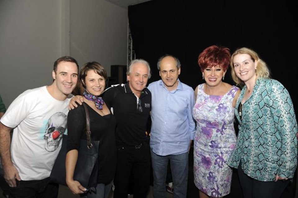 O prefeito Gustavo Fruet e a primeira-dama Márcia Oleskovicz prestigiaram na quinta-feira a estreia do Risorama, o festival de humor que integra a programação do Festival de Curitiba. Depois da apresentação, eles foram cumprimentar os humoristas Diogo Portugal (à esq.) e Nany People. Também na foto, o apresentador Otávio Mesquita e Gilsilene Vicilli (à dir.), gerente de marketing da concessionária Fórmula Renault | Denis Ferreira Netto