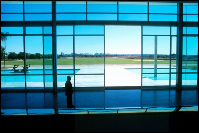 Fernando Henrique Cardoso, solitário, dentro do Palácio da Alvorada |