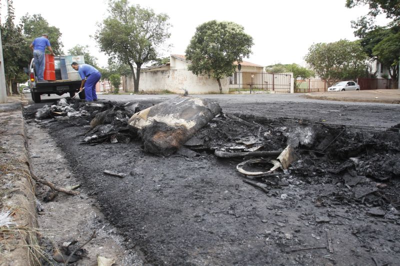 Ônibus foi incendiado na noite de domingo em Londrina, no Jardim Bandeirantes | Roberto Custódio/Jornal de Londrina