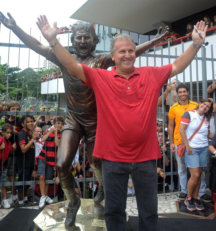 Zico posa ao lado da sua estátua, na sede do Flamengo, que homenageia o jogador por seus 60 anos | EFE/ Alexandre Vidal