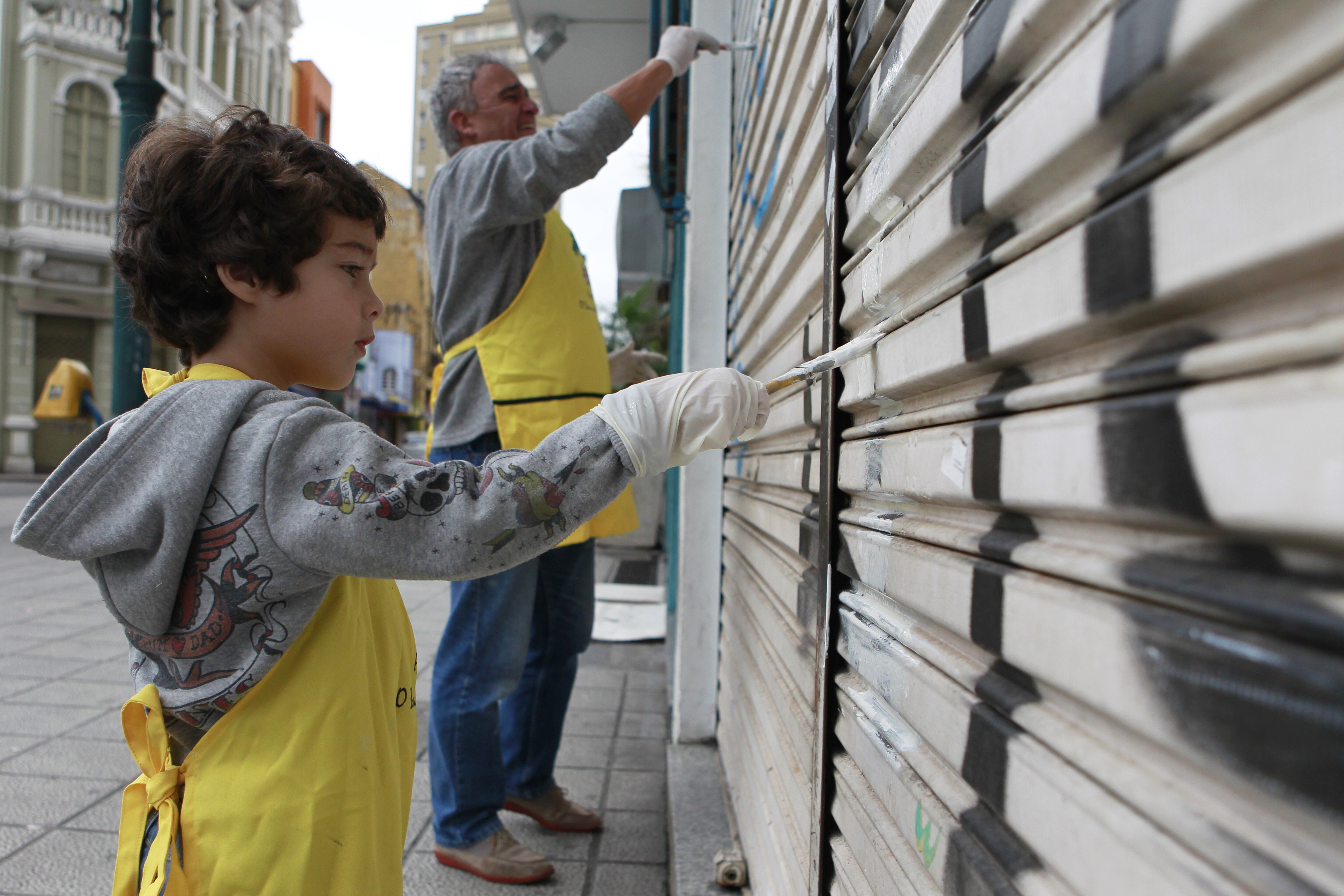 Ian Lucca Pereira, de 5 anos, acompanhou o padrinho na limpeza das fachadas da Rua XV | Henry Milleo/Gazeta do Povo