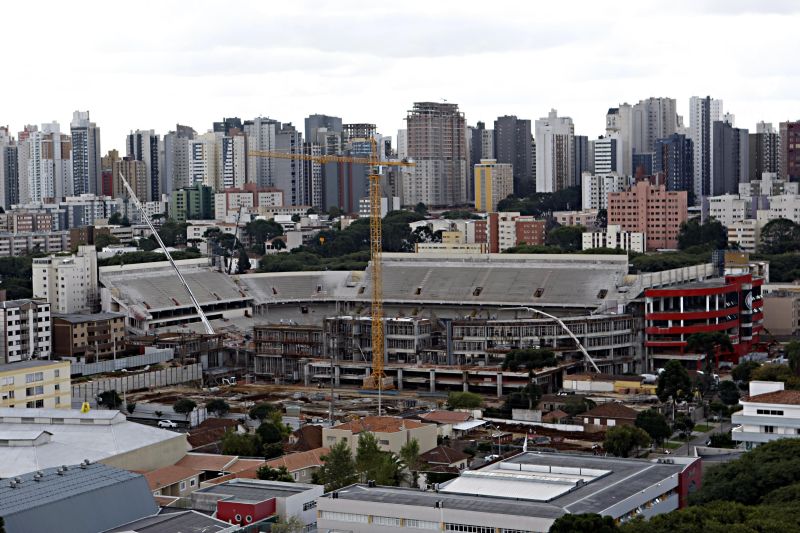 Arena da Baixada ontem. Segundo os últimos dados do Atlético, obra do estádio está 56% pronta | Albari Rosa/Gazeta do Povo