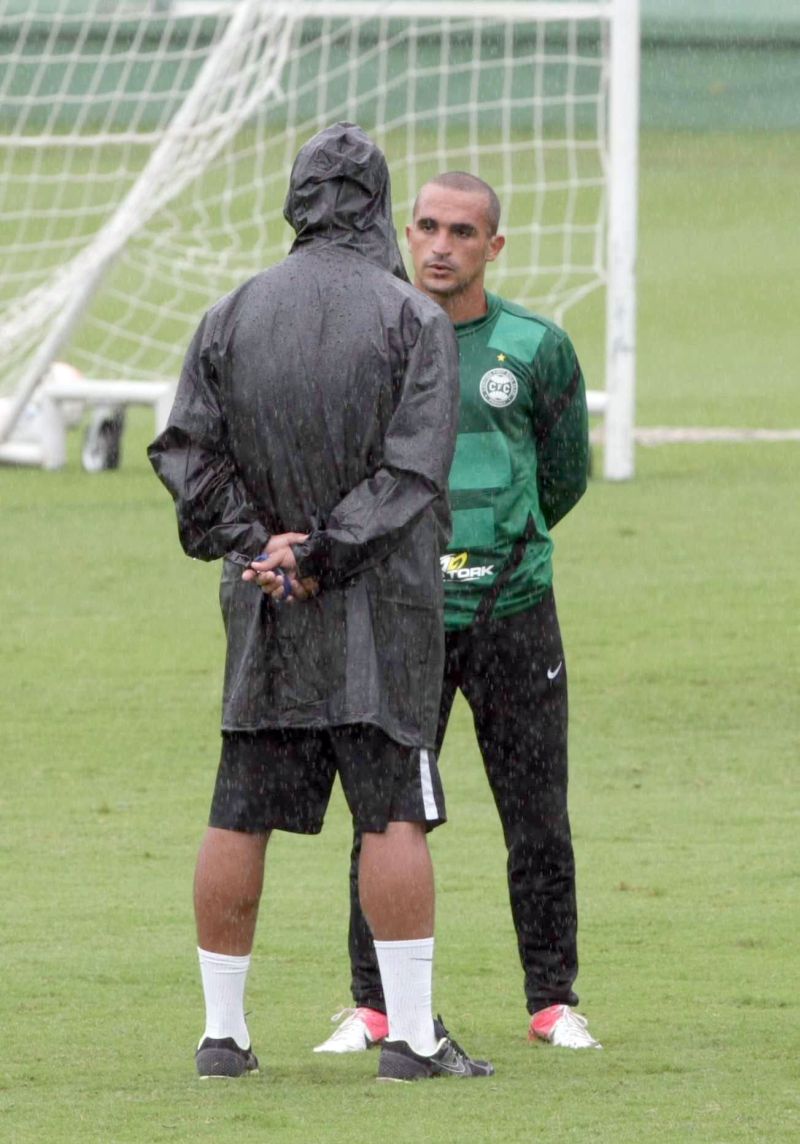 O volante Gil será improvisado novamente na lateral direita | Aniele Nascimento/ Gazeta do Povo