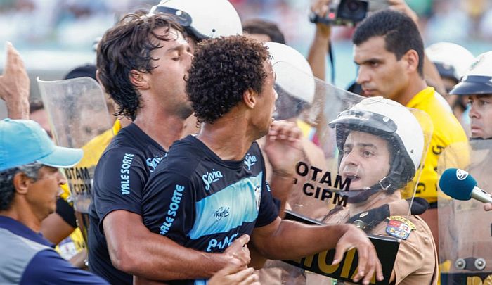 Jogadores do Londrina partiram para cima do árbitro após a vitória do Coritiba | Daniel Castellano / Gazeta do Povo