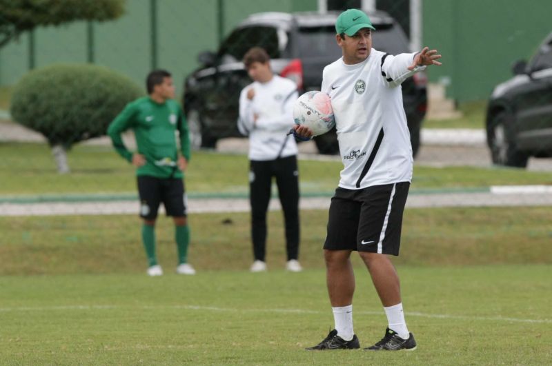 Marquinhos Santos cobra time durante treino no CT | Aniele Nascimento / Gazeta do Povo