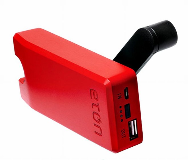 Carregador: A bateria do celular está morta e você não tem acesso à rede elétrica? Gire a manivela por um minuto e seu celular vai ter energia para mandar alguns SMS de emergência ou mesmo fazer uma ligação rápida. Custa US$ 60. Uma outra opção é a bateria solar JOOS Oragen, que é maior que o Eton, portanto menos prática. Em compensação, ela consegue carregar um celular como o iPhone duas vezes e o iPad uma vez. Custa US$ 150 | 