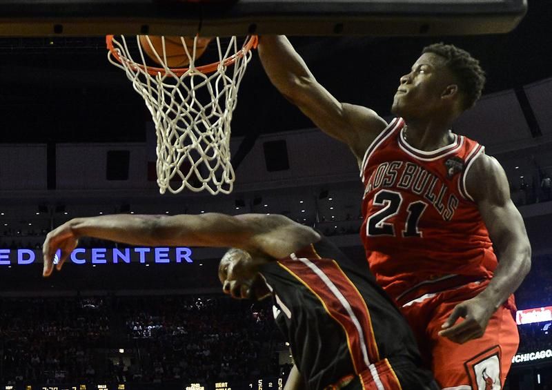Jimmy Butler, do Chicago Bulls, ignora a marcação de Chris Bosh e parte para a enterrada na vitória sobre o Miami Heat | Tannen Maury / EFE