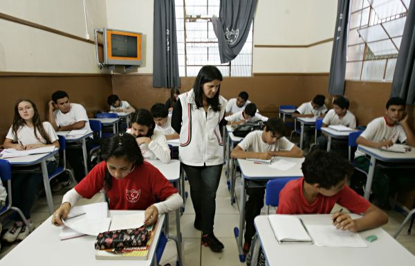 Ivaí: Foi uma boa safra de alunos, lembra a diretora da Escola Estadual Gil Stein Ferreira, Eliane Cristina Carneiro, ao falar da turma do 9º ano que fez a Prova Brasil em 2011. Segundo o relatório do Todos pela Educação, a cidade de Ivaí teve o maior porcentual de alunos (foto) com o aprendizado adequado para a série em Matemática nas turmas de 9º ano no Paraná. A escola é uma das quatro da rede estadual localizadas no município. Eliane credita o bom desempenho à rotina adotada, que é voltada ao planejamento e à interdisciplinaridade. De quebra, os professores e funcionários têm um bom relacionamento. Nós trocamos muitas informações, trabalhamos muito de forma interdisciplinar para o bem comum dos alunos, lembra a professora de Matemática Maria Isabel Batista. A diretora aponta também que os alunos bem pontuados em 2011 estavam sendo acompanhados pelos mesmos professores desde o 6º ano. Naquele período, houve poucas trocas de professores. Chegamos ao final do ensino fundamental conhecendo muito bem cada aluno e suas capacidades, explica Eliane. Na época, a escola obteve nove menções honrosas na Olimpíada Brasileira de Matemática das Escolas Públicas (Obmep). | Josué Teixeira/ Gazeta do Povo