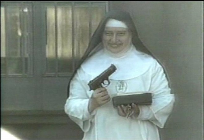 Irmã Letícia recebe a pistola de assaltantes em Goioerê, em 1988 |