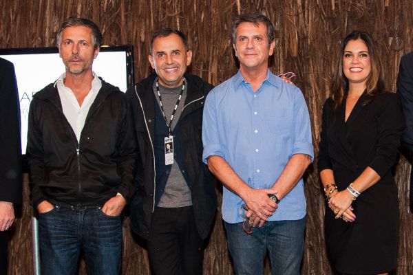 A diretora executiva de O Boticário, Andrea Mota (à dir.), e o idealizador da São Paulo Fashion Week, Paulo Borges (de crachá), apresentaram ontem o espaço Viva Linda na abertura do evento, cuja decoração é assinada pelos renomados designers e irmãos Humberto e Fernando Campana (de camisa azul) | Gabriel Capelletti