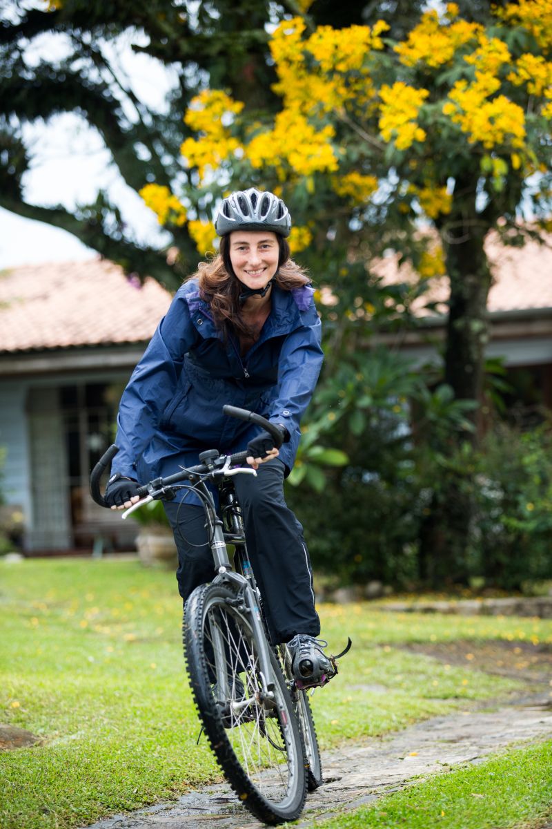 Nem a chuva separa a professora Adriana Schlenker da bicicleta: 15 quilômetros por dia | Bruno Covello / Gazeta do Povo