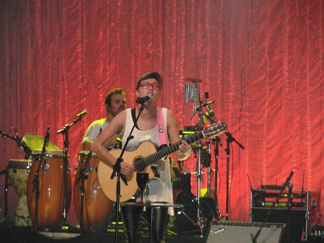 Além da ausência do telão que separava a artista do público no show feito em maio na capital, o repertório também estava mudado |