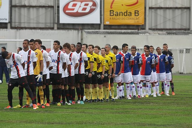 Atlético e Paraná perfilados antes do clássico na Vila Capanema | 