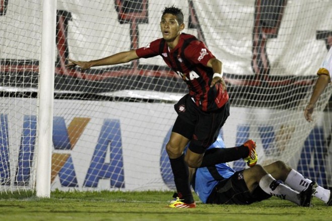 Crislan marcou seu primeiro gol com a camisa do Atlético diante do Toledo | Albari Rosa / Gazeta do Povo
