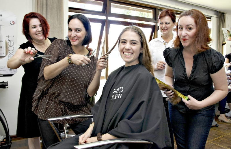 As amigas Sarai, Paula, Tatiana e Andreza foram juntas ao cabeleireiro: iniciativa começou na internet e vem ganhando mais adeptos | André Rodrigues/Gazeta do Povo