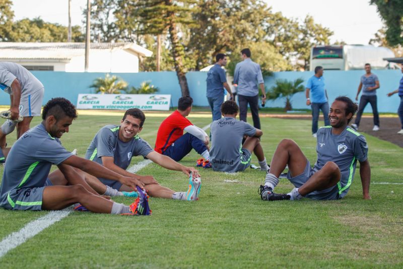 O trio Wéwerton, Neílson e Celsinho, depois de mais um treino do Londrina | Daniel Castellano/ Gazeta do Povo