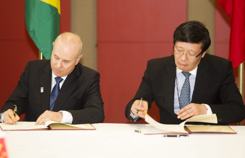 O ministro brasileiro Guido Mantega e o ministro da Economia da China, Lou Jiwei, assinam memorando em Durban, na África do Sul, durante encontro do Brics. países acordaram criar um banco nos moldes do Banco Mundial | EFE / Str