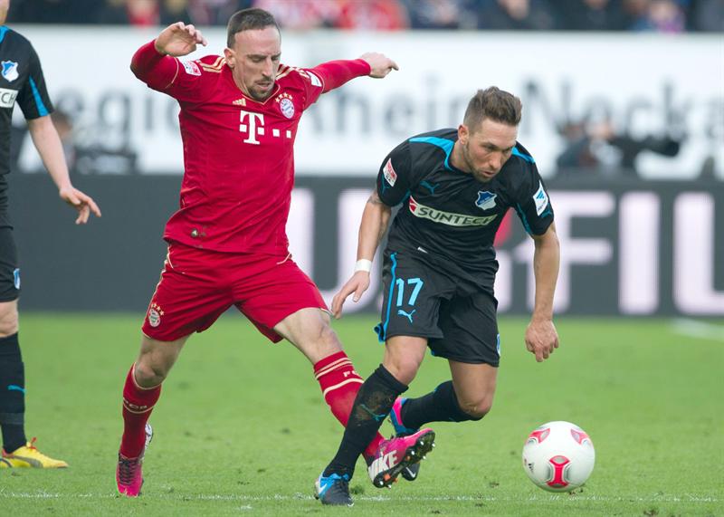 Franck Ribery (à esquerda), do Bayern de Munique, trava embate com Tobias Weis, do Hoffenheim | EFE/EPA/UWE ANSPACH