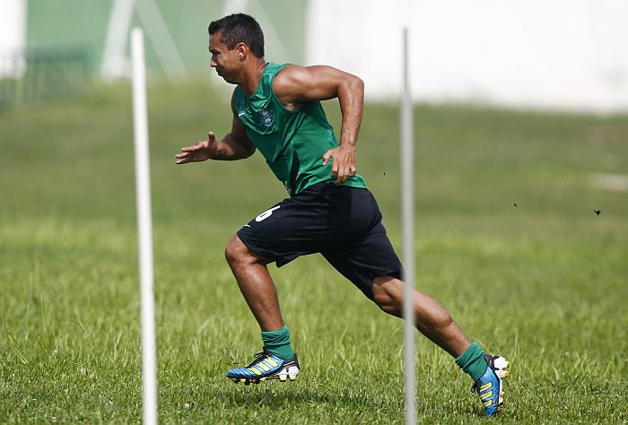 Com apenas dois zagueiros na equipe, Djair retorna ao meio-campo do Coritiba | Daniel Castellano / Gazeta do Povo
