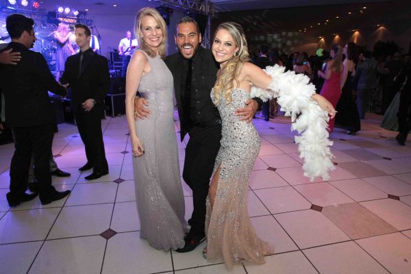 Priscila Andreoti com seus padrinhos Mirian Gonçalves, vice-prefeita de Curitiba, e Viktor I, na festa de sua formatura em Direito pela Universidade Positivo, sábado, no Buffet Du Batel. A mãe de Priscila integra o staff do badalado hairstylist | Jader da Rocha