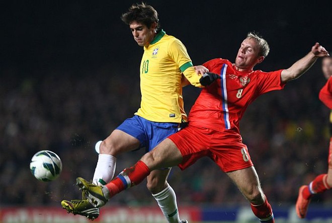 Depois de ficar no banco contra a Itália, Kaká começou jogando diante da Rússia |