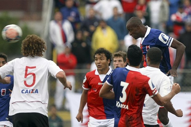 Reinaldo sobe para fazer o segundo gol paranista no jogo com o Atlético | 