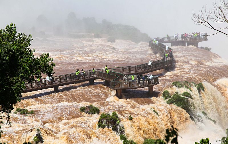 O maior volume de água nas Cataratas proporcionou um espetáculo visual ainda mais atraente aos turistas | Suelen Bicicgo