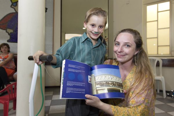 Nyltow Rafael Pacheco dos Santos, 9 anos, que sofre de fibrose pulmonar, é um dos pacientes do Hospital Pequeno Príncipe que participam do projeto Fazendo Arte. Uma mostra dos trabalhos produzidos foi aberta no último dia 6 na galeria Art at Fomat, em Nova York. Na foto, Nylton com Cinthia Pimentel, coordenadora de marketing da empresa Branco, que patrocina a iniciativa. A foto da fachada do hospital que aparece no catálogo do projeto foi feita por Nyltow | Diego Pisante